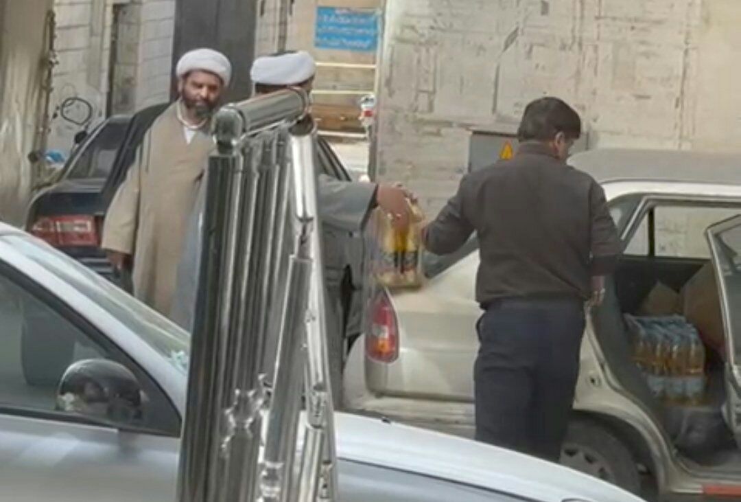 بیست ثانیه کلیپ از انتقال روغن توسط چند آخوند با عنوان احتکار و دزدی منتشر شد