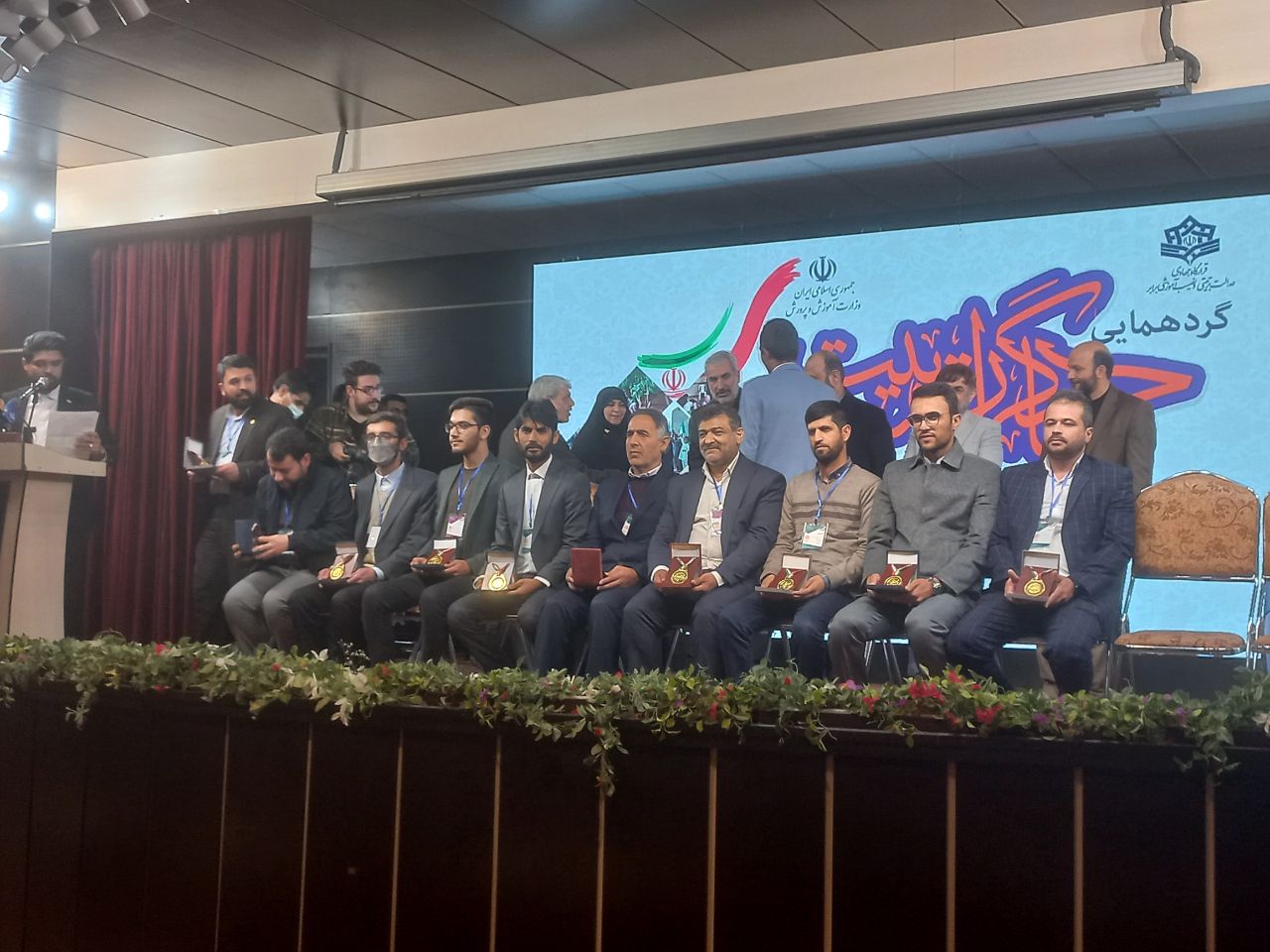 معلمی از گروه جهادی اولین ها لنده در همایش بین المللی جهادگران تربیت با حضور کشورهای اسلامی لینک خبر +عکس  👇